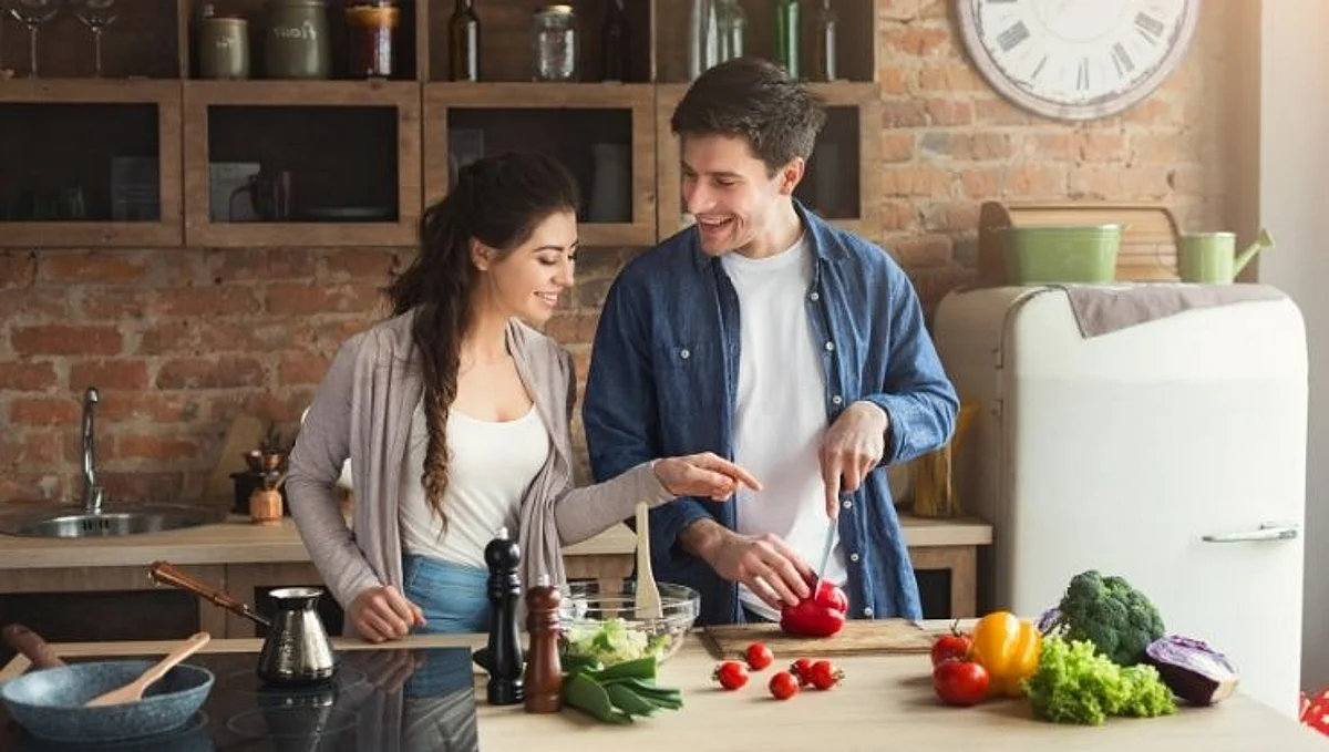 Kitchen Hacks: स्वयंपाक घरातील कामे लवकर संपवण्यासाठी फॉलो करा या सोप्या पद्धती