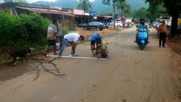 केरी सत्तरी Satari येथे रस्त्यावरील गतिरोधक रंगवताना सामाजिक कार्यकर्ते (दशरथ मोरजकर)
