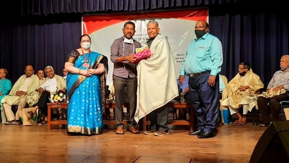 ज्येष्ठ नागरिक कार्यकर्ते अनिल चोडणकर यांचा सत्कार