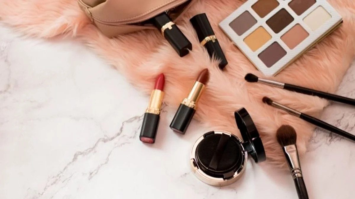 Winter Makeup Tips: सीझननुसार आपल्या मेकअप किटमध्ये या वास्तु ठेवा