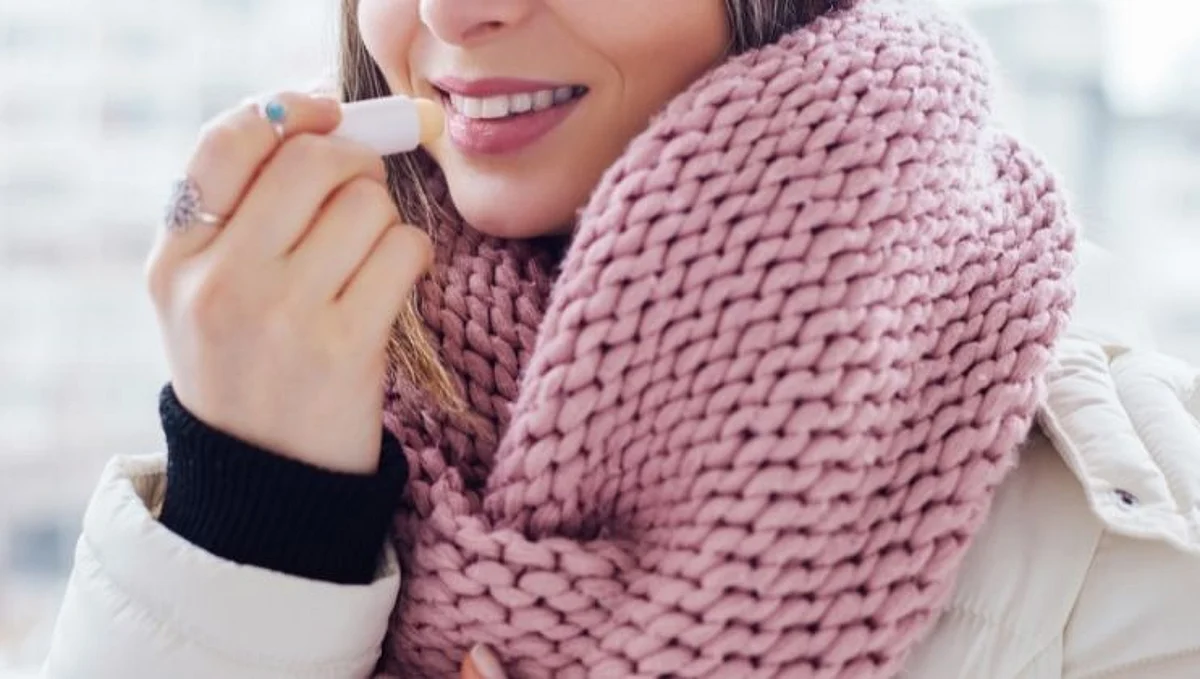 Winter care Tips: हिवाळ्यात ओठांची घ्या अशी काळजी