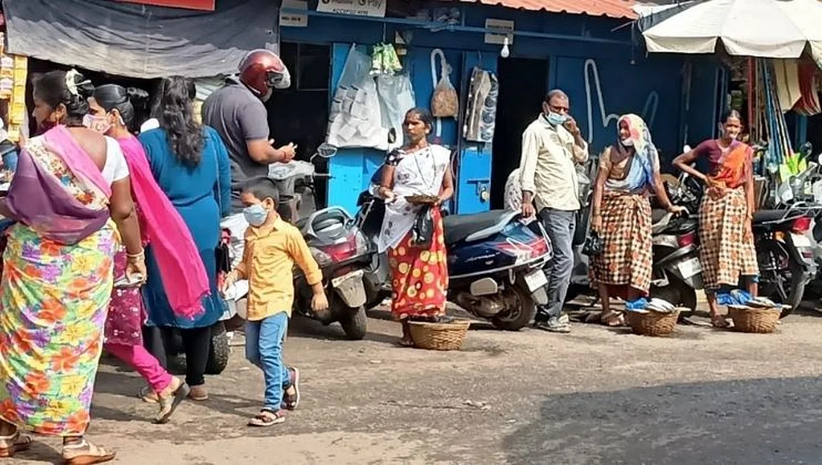 दुचाकी पार्किंग केलेल्या रस्त्यावरच मासळी विक्री करताना परप्रांतीय महिला
