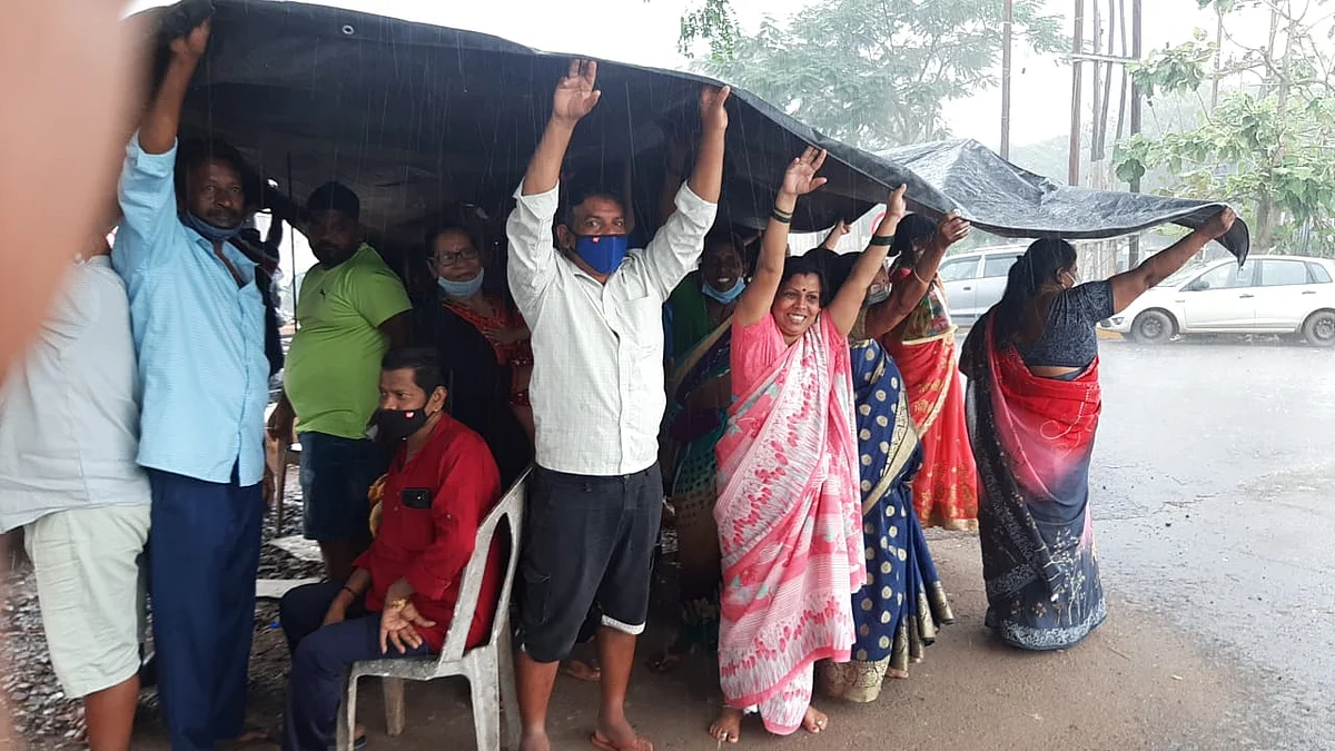 भरपावसात प्लास्टिक डोक्यावर घेऊन बांबोळीत गाडेधारकांचे उपोषण