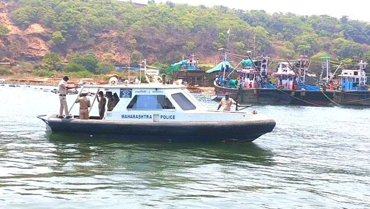 रत्नागिरी बंदरातून 6 मच्छिमारांसह एक बोट गेल्या महिन्याभरापासून बेपत्ता