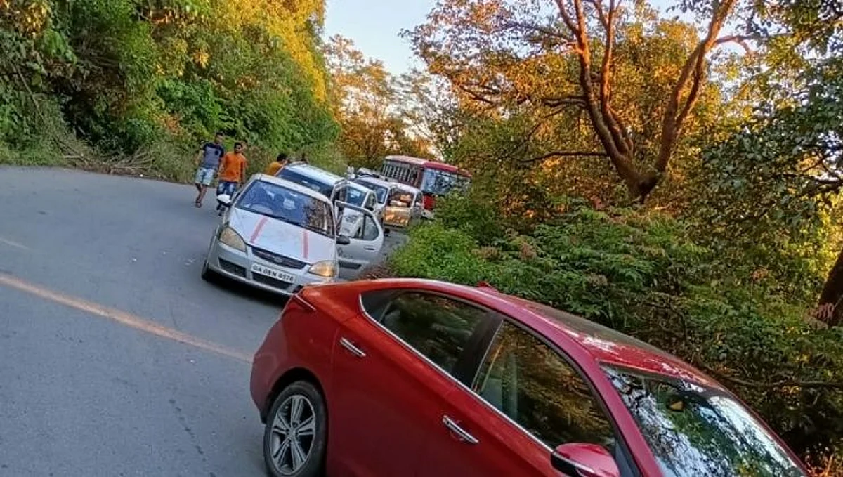 चोर्ला घाटात लागलेल्या वाहनांच्या रांगा
