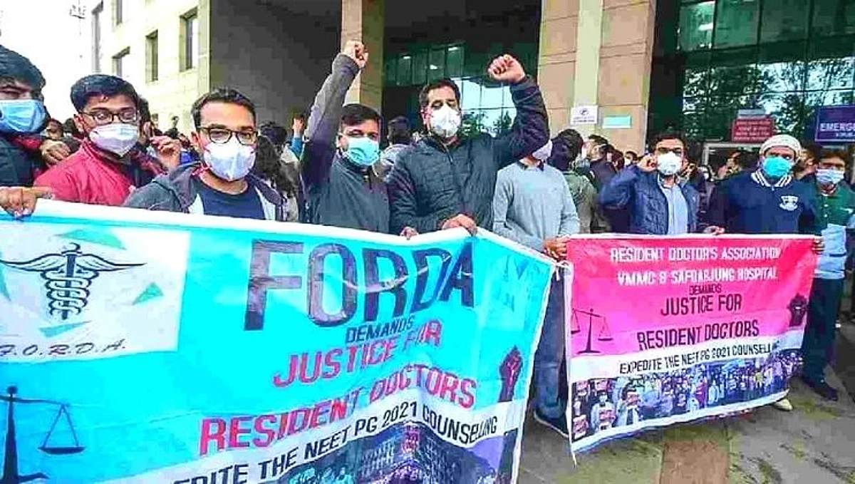 दिल्लीमध्ये निवासी डॉक्टरांचे आंदोलन सुरूच, सहकाऱ्यांवरील गुन्हे मागे घेण्याची मागणी