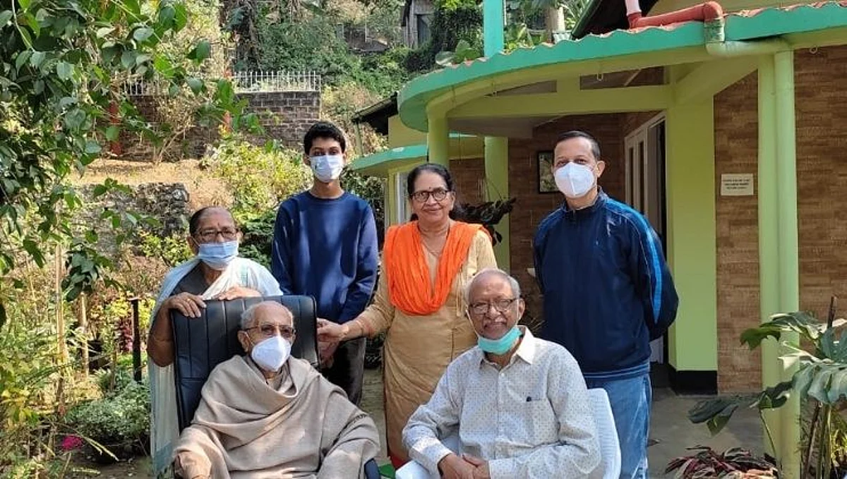 दामोदर मावझो यांनी दुसरे ज्ञानपीठकार निलमणी फुकान यांची घेतली भेट