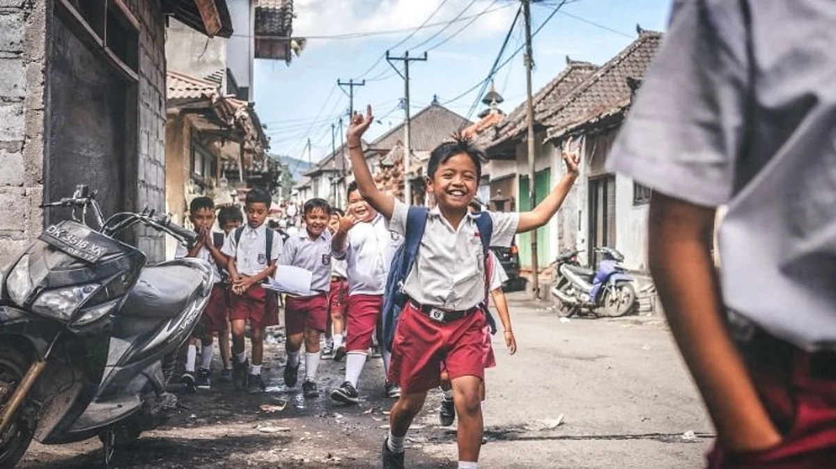 स्त्री-पुरुष समानता आणण्यासाठी शाळेमध्ये 'सर-मॅडम' म्हणण्याच्या प्रथेवर बंदी