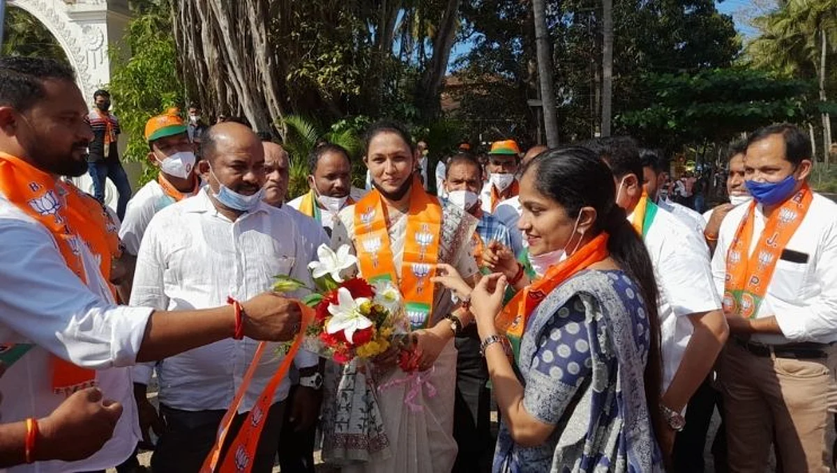 मोरजीच्या सरपंच वैशाली शेटगावकरांचा पंच मंडळीसोबत भाजपात प्रवेश