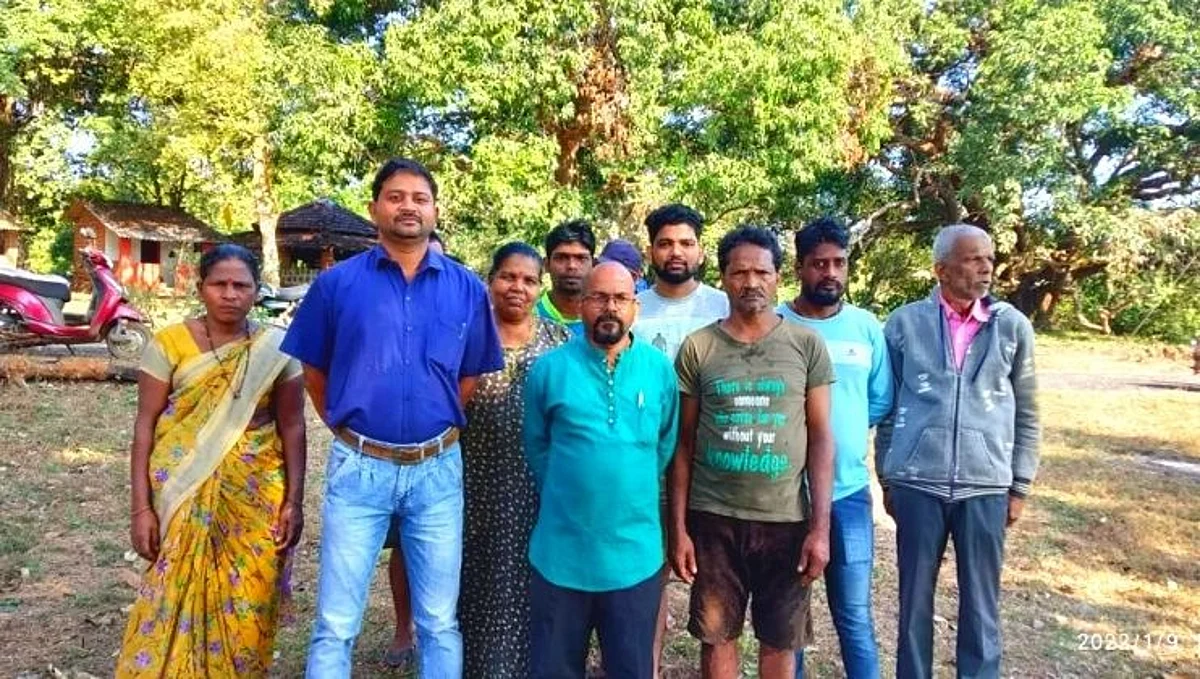 Goa IIT Update: शेळ मेळावली येथील सातेरी देवस्थानात आज पत्रकार परिषदेत बोलताना शंकर नाईक व मेळावली ग्रामबचाव आंदोलन समितीचे समन्वयक शशिकांत सावर्डेकर व इतर पदाधिकारी