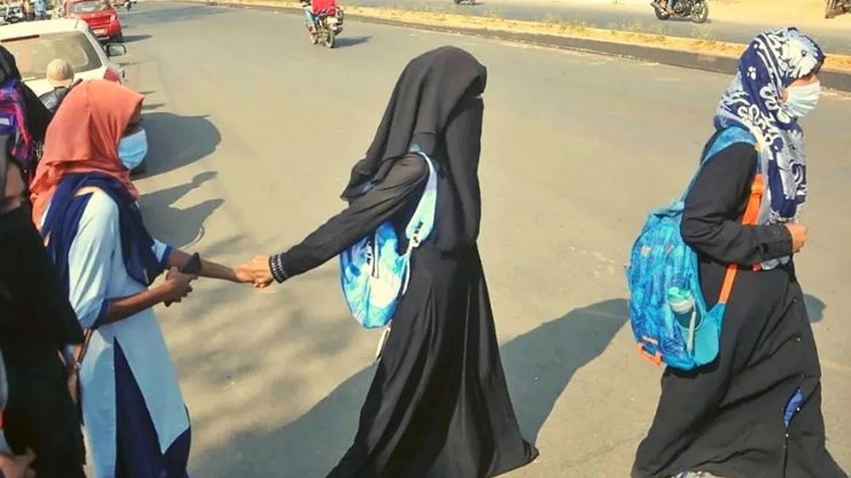 Hijab Controversy: कॉलेज प्रशासनाची मोठी कारवाई, तीन विद्यार्थ्यांनी केला कॉलेजला रामराम