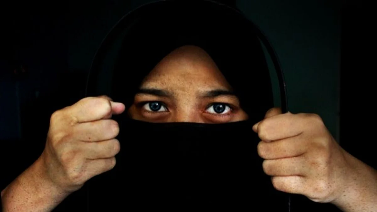 Hijab controversy ignites in Iran, 5 protesters die