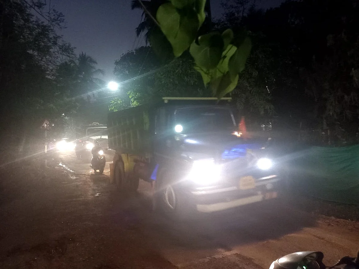मये परिसरात रात्रीचे अवैध खाण वाहतुकीचे ‘कारनामे’