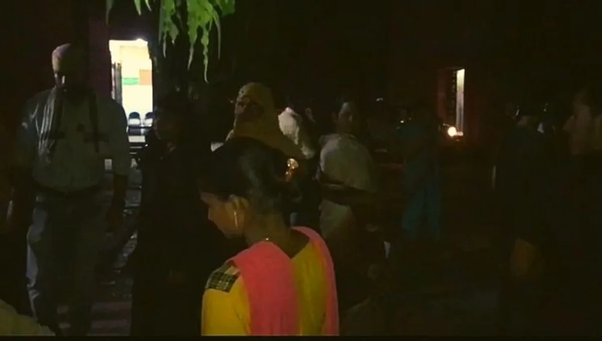 UP: ''सरकारी सुविधांचे कब्रस्तान'', गेटवरच गर्भवतीने दिला बाळाला जन्म
