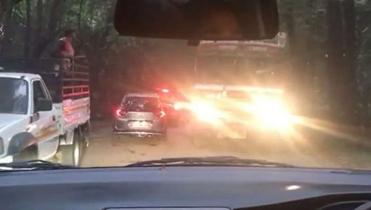 चोर्ला घाटात वाहतूक कोंडी, सहकार्य करण्याचा अधिकाऱ्यांचा सल्ला