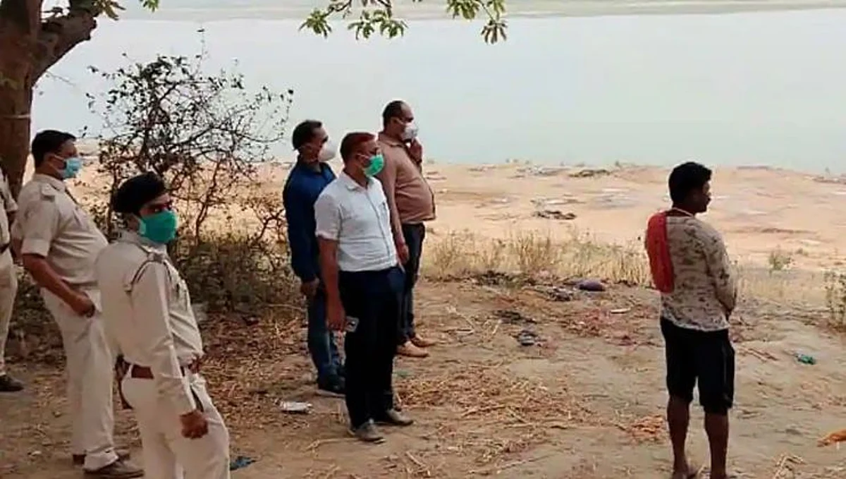 गंगा तीरावर आढळले पाच मृतदेह; घटनास्थळी पोलिस दाखल