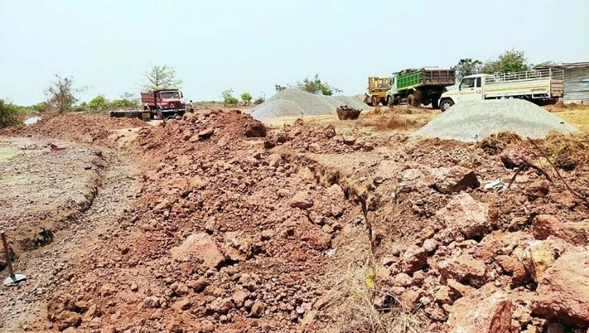 मोरजी येथील कथीत बेकायदा डोंगरकाप प्रकरण चिघळले
