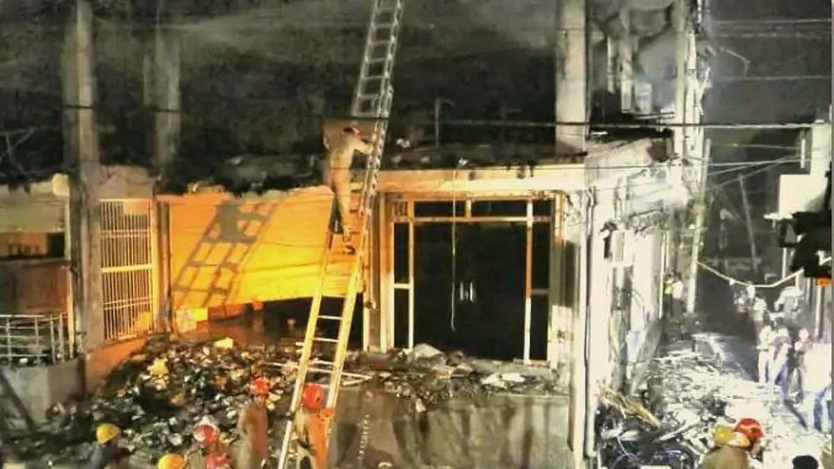 Mundka Fire: जीव वाचवण्यासाठी फोडल्या काचा, अनेकांनी मारल्या वरून उड्या