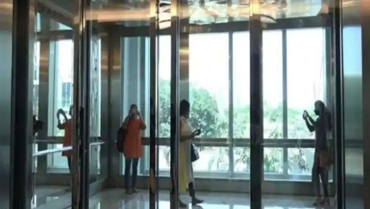 मुंबईतील Jio कन्व्हेन्शन सेंटर येथे बसवण्यात आली जगातील सर्वात मोठी लिफ्ट