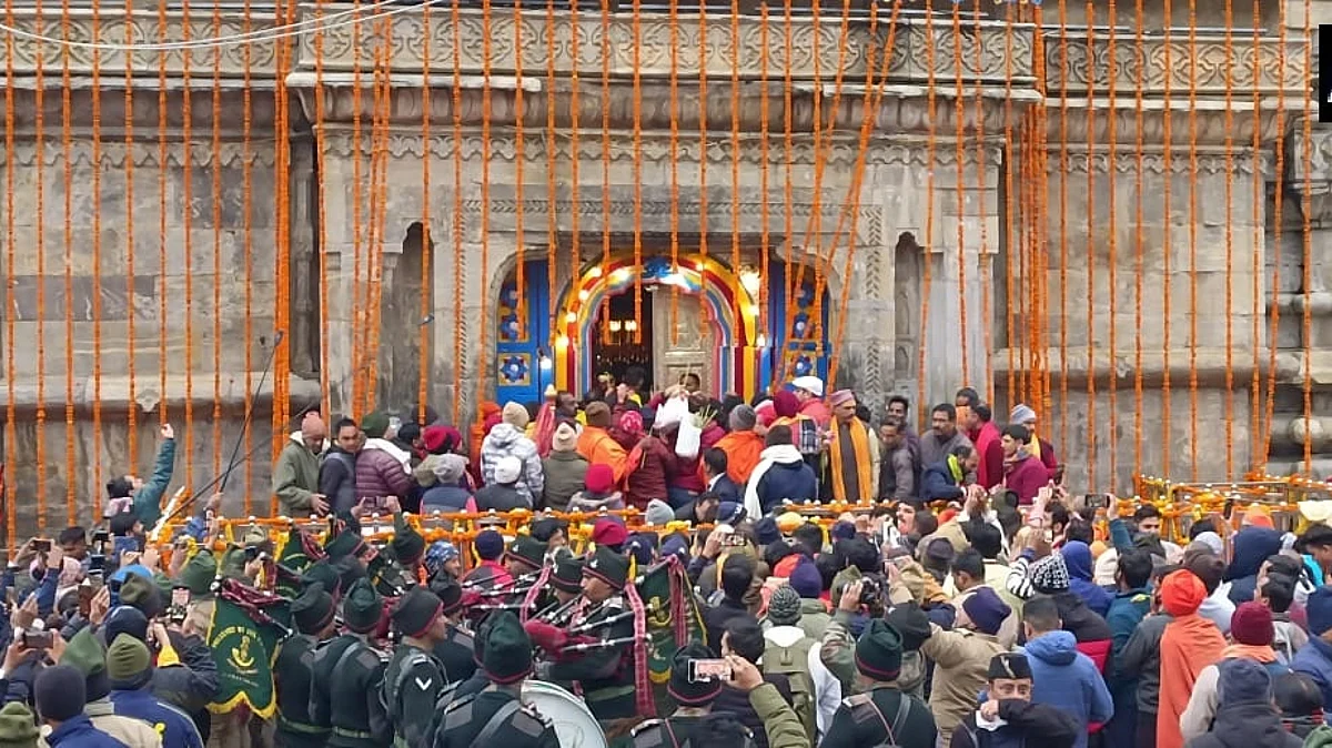 6 महिन्यांनी उघडले केदारनाथचे दरवाजे , रावल डोली घेऊन मंदिरात दाखल