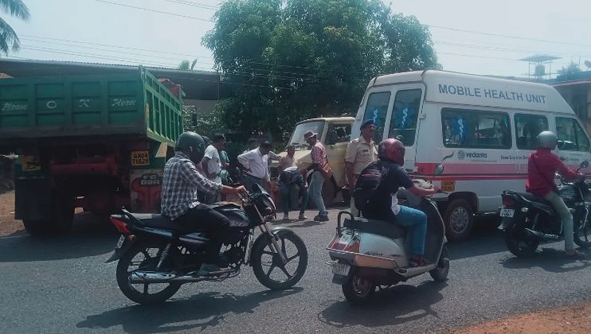 मालवाहू ट्रकची रुग्णवाहिकेला धडक बसल्याने अपघात
