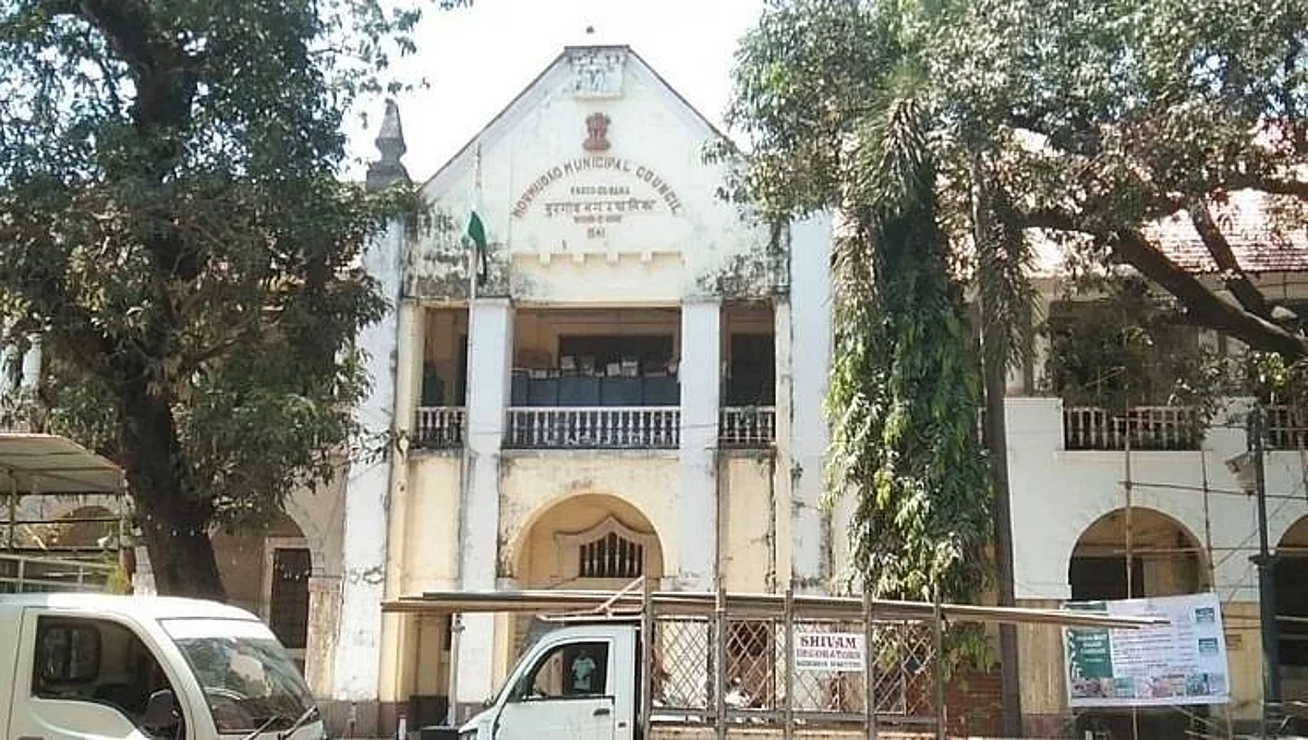 मुरगाव पालिका इमारतीत पावसाचे पाणी; कर्मचाऱ्यांची एकच धांदल