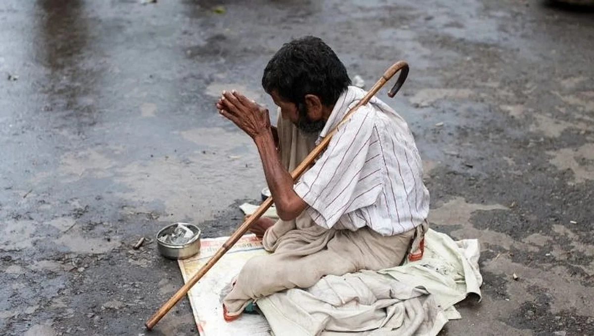 घरच्यांनी नाकारल्याने वृद्ध फुटपाथवर, भिकाऱ्यांसह स्थानिकांवर भीक मागण्याची वेळ