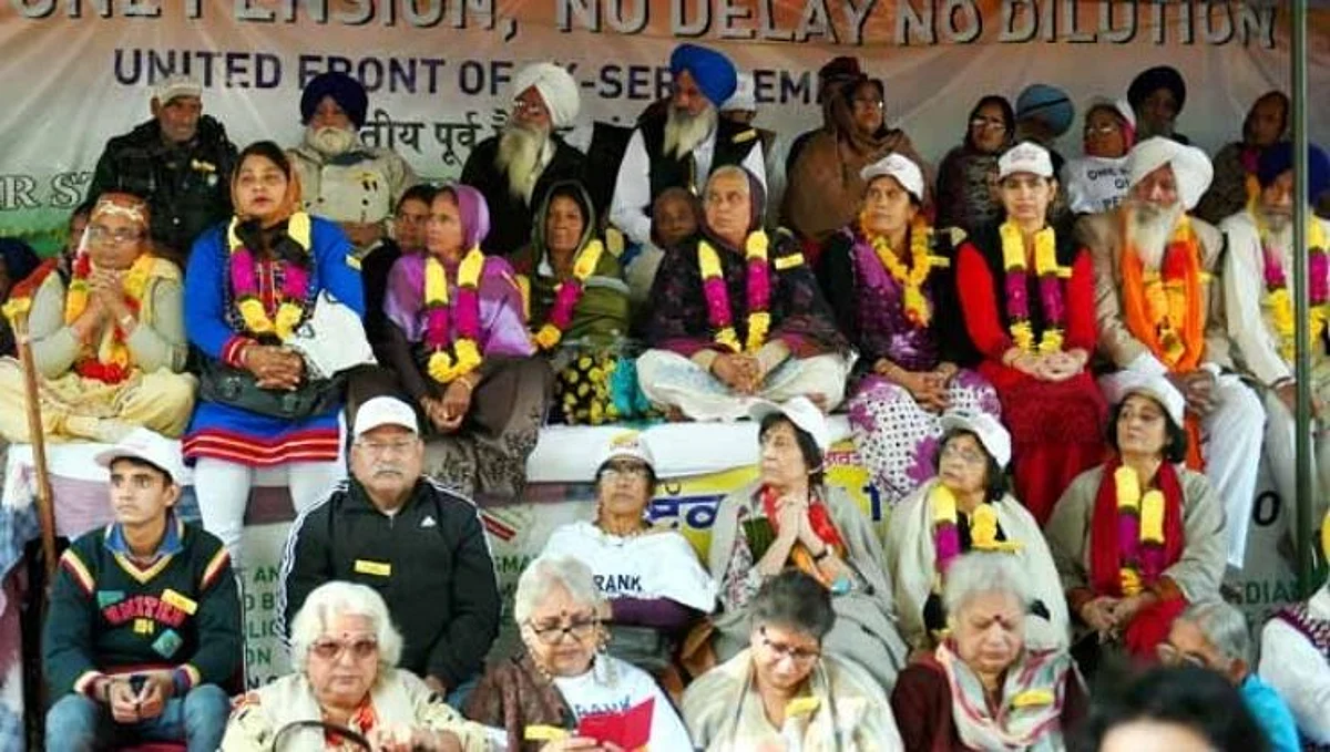 'सरकारचं वचन', आंदोलनानंतर माजी सैनिकांचं पेन्शन बँक खात्यात होणार जमा