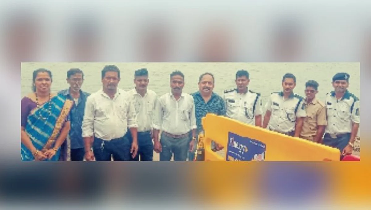 सारमानस फेरी धक्क्यावर ‘बॅरिकेड्स’