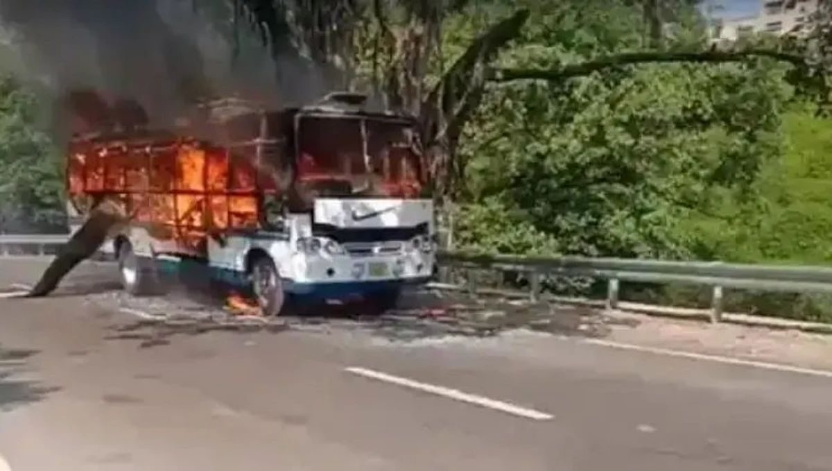 वैष्णोदेवीला जाणाऱ्या यात्रेकरूंच्या बसला लागली आग, होरपळून चौघांचा मृत्यू