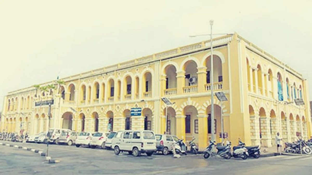 मडगाव नगरपालिकेच्या गाड्या धूळखात