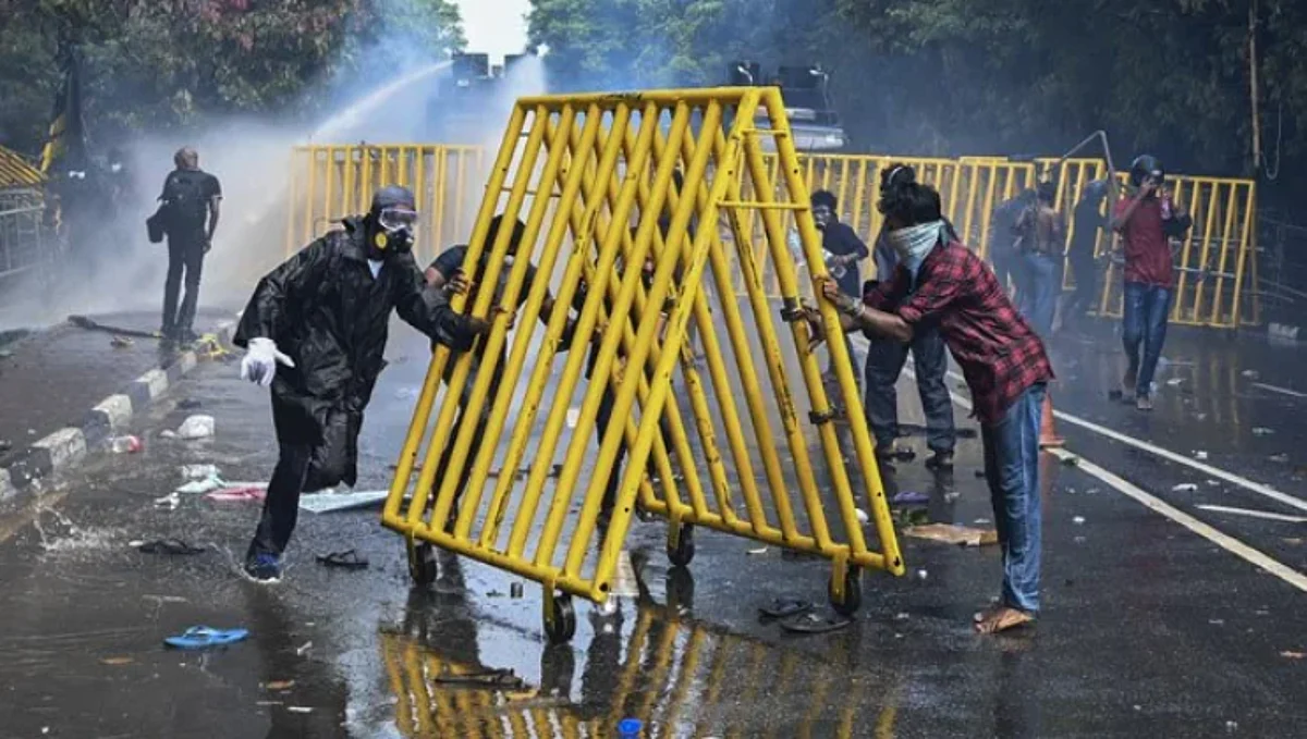 Sri Lanka Crisis: कोलंबोमध्ये हिंसक संघर्षानंतर संचारबंदी लागू, 20 जण जखमी