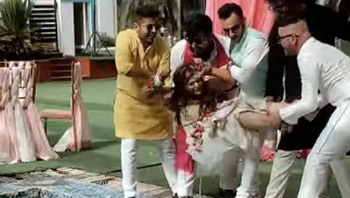 सजलेल्या वधूला फेकले स्विमिंग पूलमध्ये, पहा मजेशीर व्हिडिओ