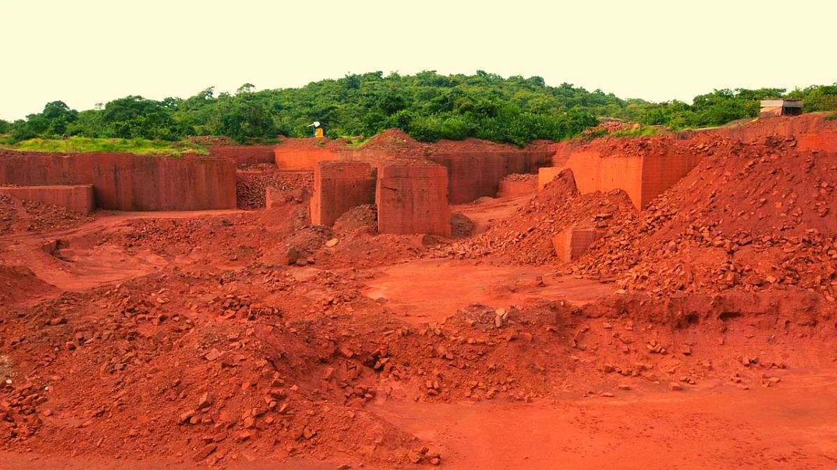 पणसय मळ येथील अवैध चिरे खाणी बंद करा : पर्यावरणप्रेमी राजेंद्र केरकर