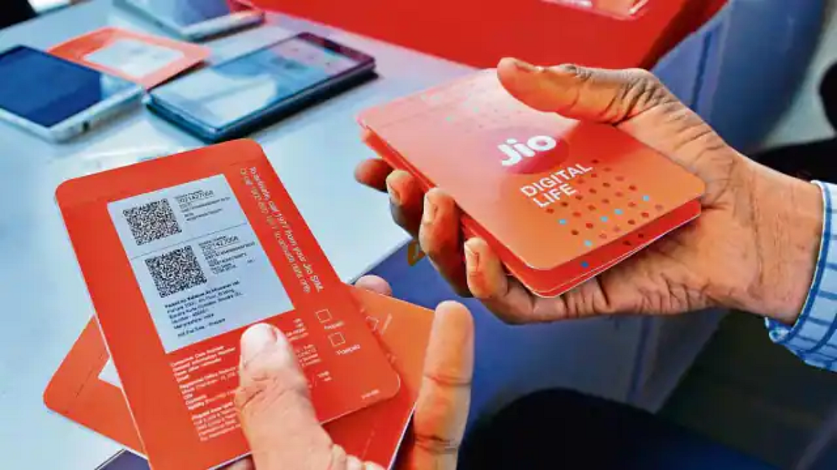 जिओने दिला मोठा झटका! या प्लॅनसाठी यूजर्संना द्यावे लागणार अधिक पैसे