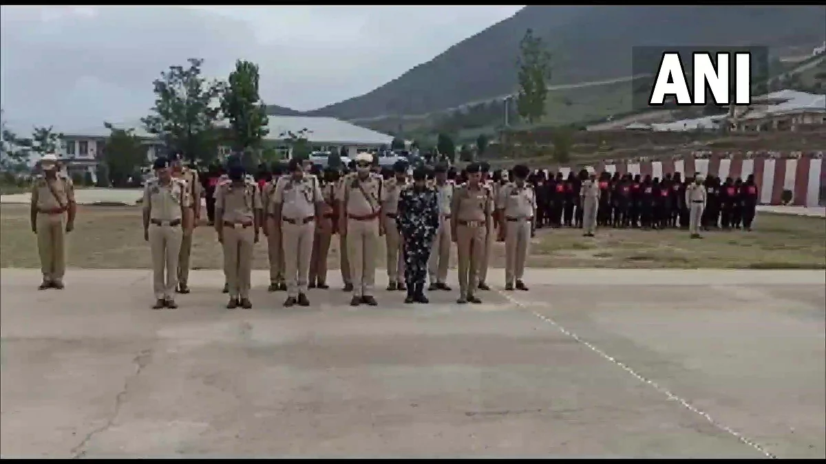 Kashmir Killings: दहशतवाद्यांनी उपनिरीक्षकाची घरात घुसून केली हत्या