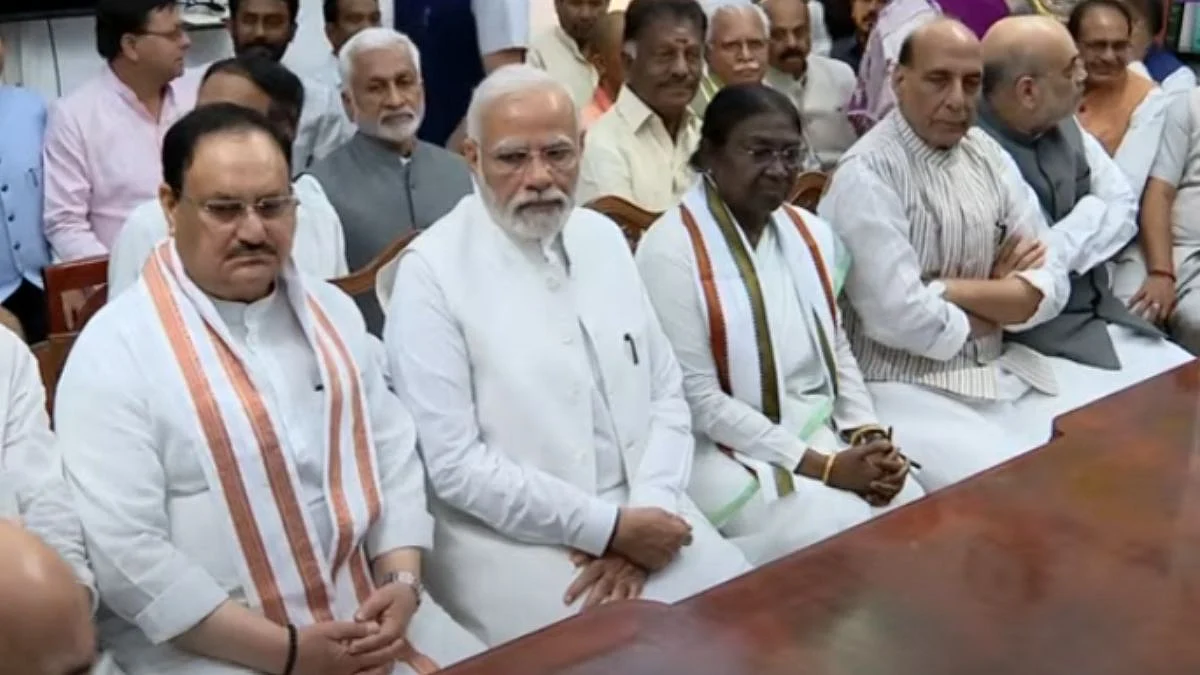 द्रौपदी मुर्मू यांनी राष्ट्रपतीपदासाठी अर्ज दाखल केला, पंतप्रधान मोदी-अमित शाहही उपस्थित