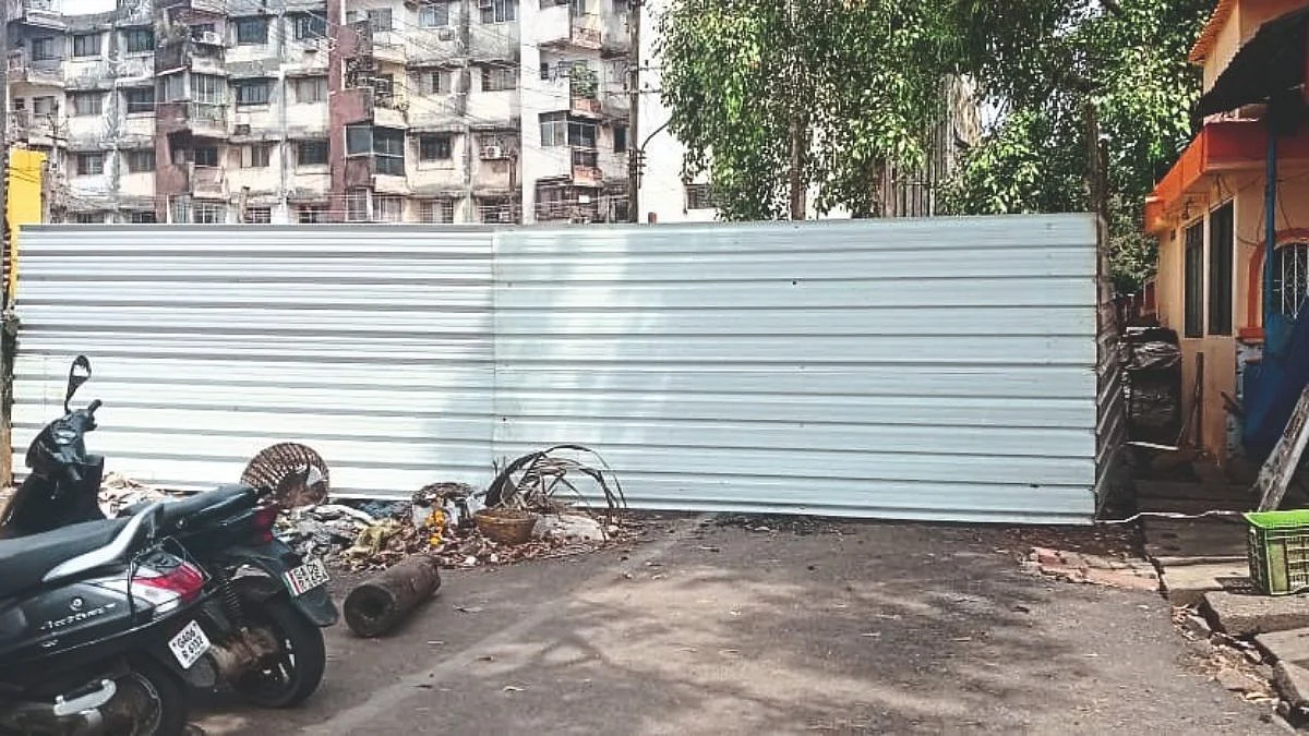वास्कोत पत्रे घालून रस्ता अडवला; ‘गोवा फर्स्ट’ची तक्रार