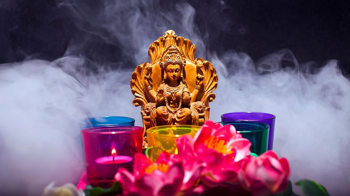 Fengshui Vastu Tips: देवघरात 'या' 3 गोष्टींची काळजी घ्यावी