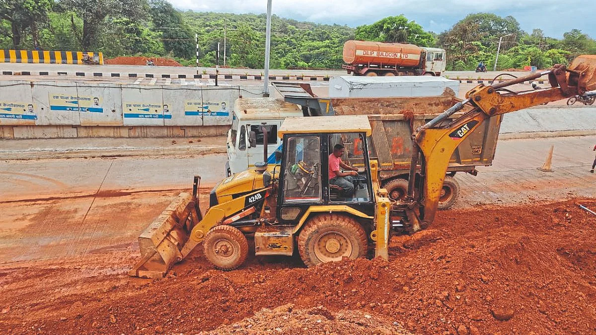 कुठ्ठाळी संत्रात येथे रस्त्यावर माती आल्याने अपघाताची भीती