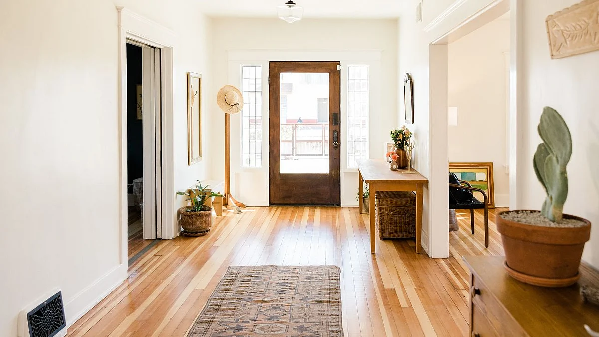 Vastu Tips: घराच्या मुख्य प्रवेशद्वारावर 'या' 5 गोष्टी ठेवल्यास लाभेल सुख-समृद्धी