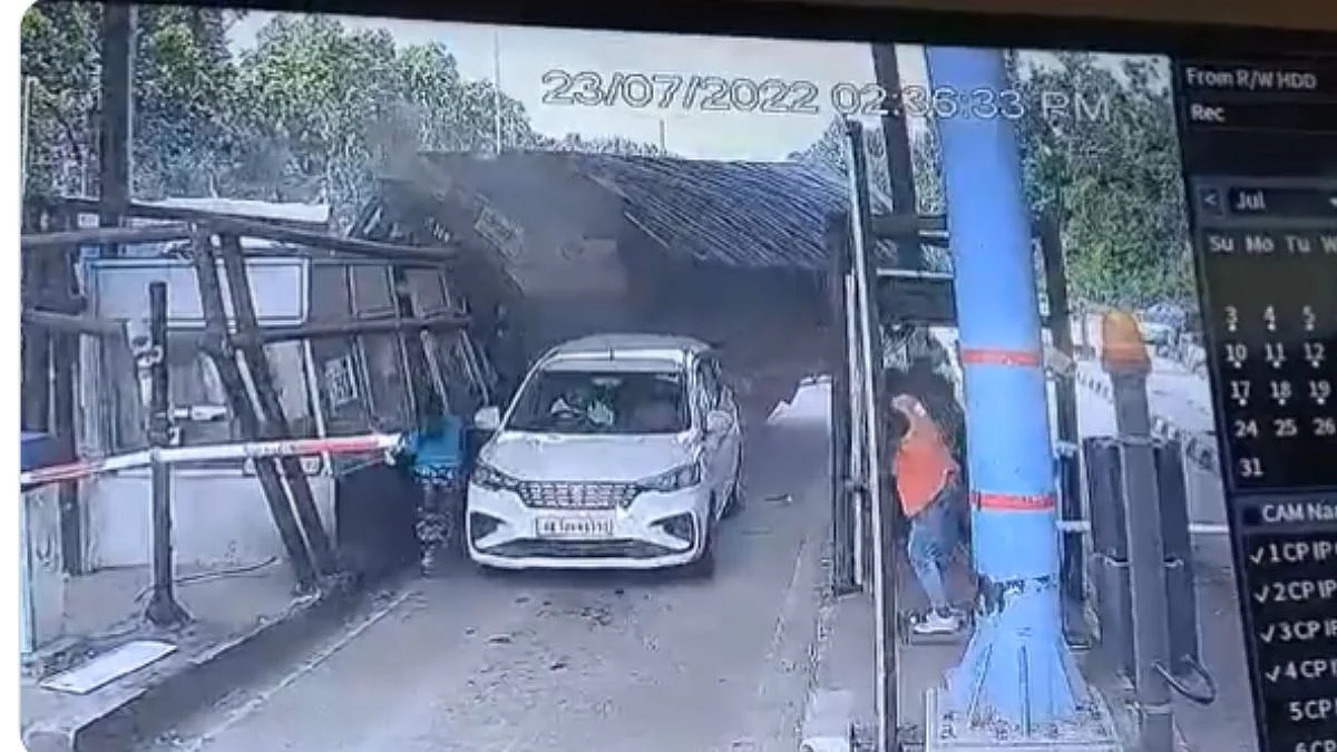 An accident took place at Lachhiwala toll plaza in Doiwala
