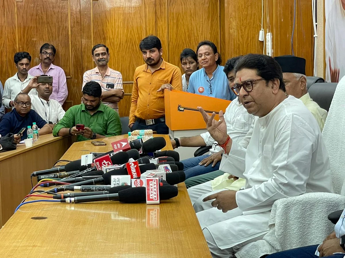 'प्रस्थापितांच्या विरोधात लढावं लागेल', राज ठाकरेंची फडणवीस, गडकरींच्या बालेकिल्ल्यात राजगर्जना
