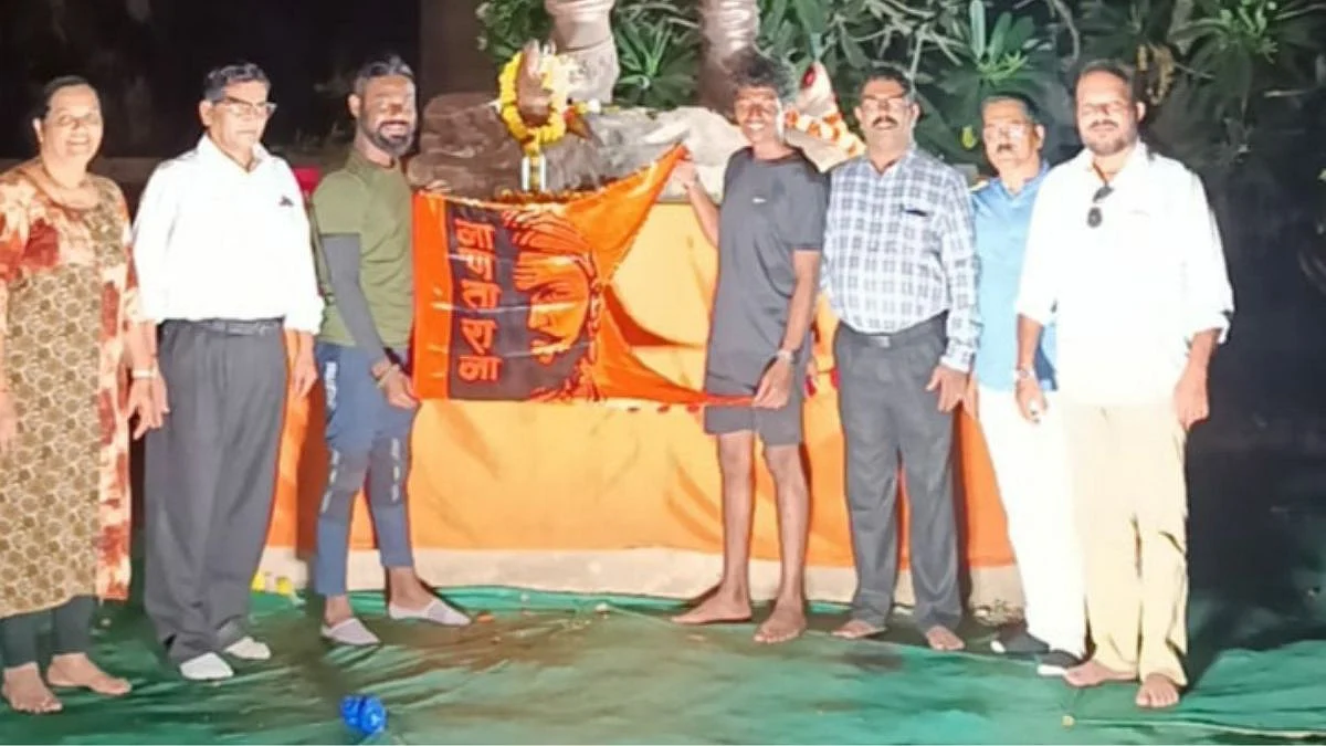 पुणे येथील रहिवासी तुषार चोरघे आणि नीरज गवारे या दोन शिवप्रेमींनी छत्रपती शिवाजी महाराजांच्या पुतळ्यांना भेट दिली