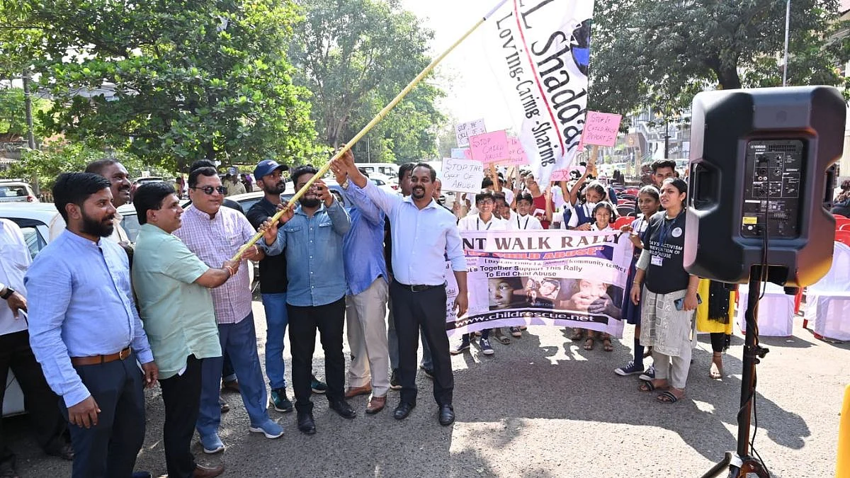 वास्को येथे एल शादाई या स्वयंसेवी संस्थेने आयोजित केलेल्या विविध शाळांमधील विद्यार्थ्यांच्या रॅलीला झेंडा दाखविताना मंत्री माविन गुदिन्हो. सोबत वास्कोचे आमदार कृष्णा साळकर व इतर.