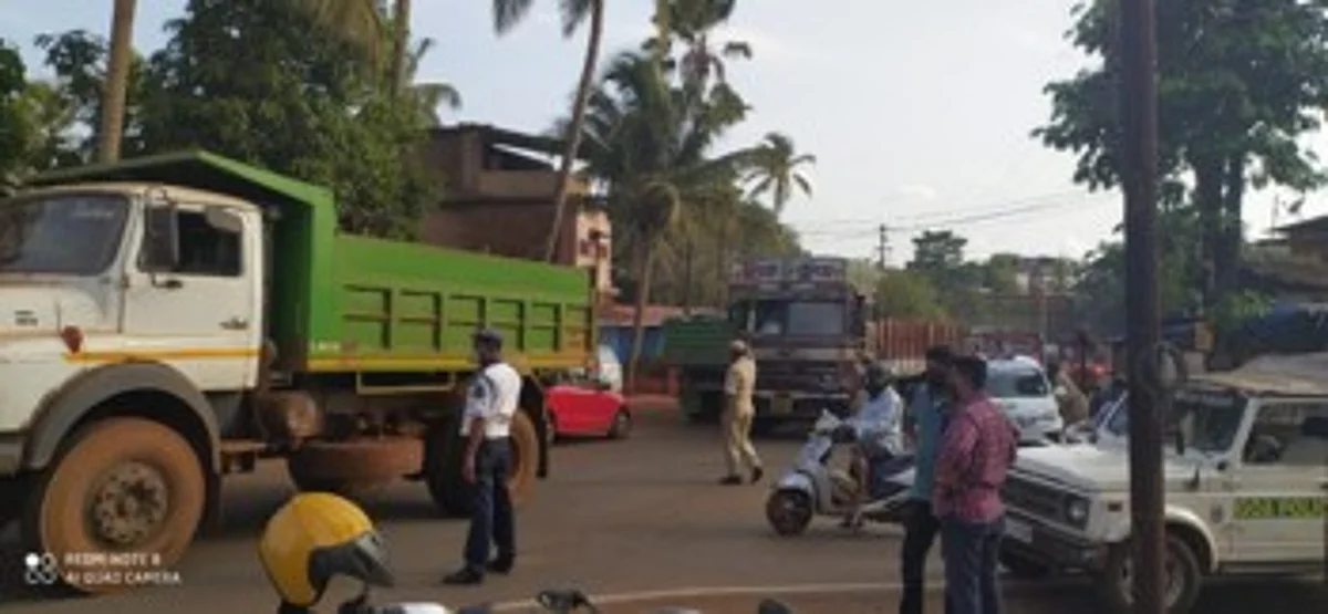 खनिजवाहू ट्रक अपघातातून सिद्धेश भिसे थोडक्यात बचावले