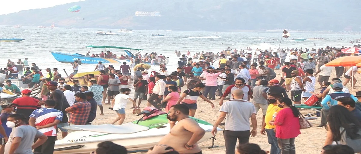 कोरोनाच्या नियमांचा भंग करत पर्यटकांचा अमर्याद जल्लोष