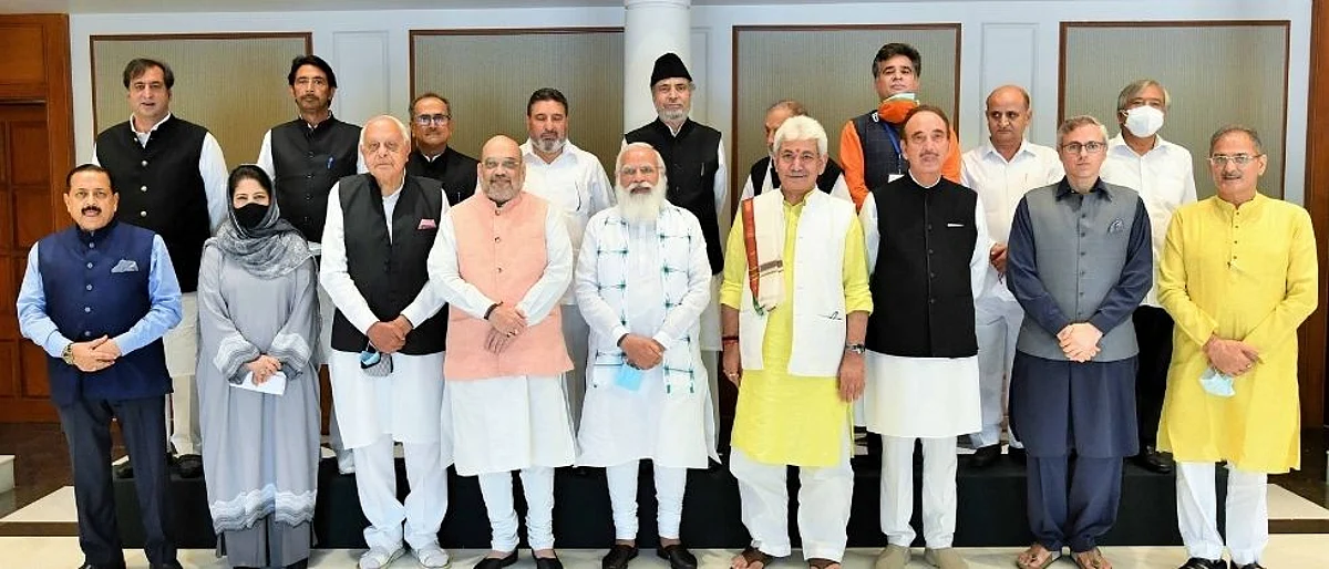 पंतप्रधानाच्या बैठकीमुळे जम्मू काश्मीरमधील नागरिकांच्या मनात विकासाची पालवी
