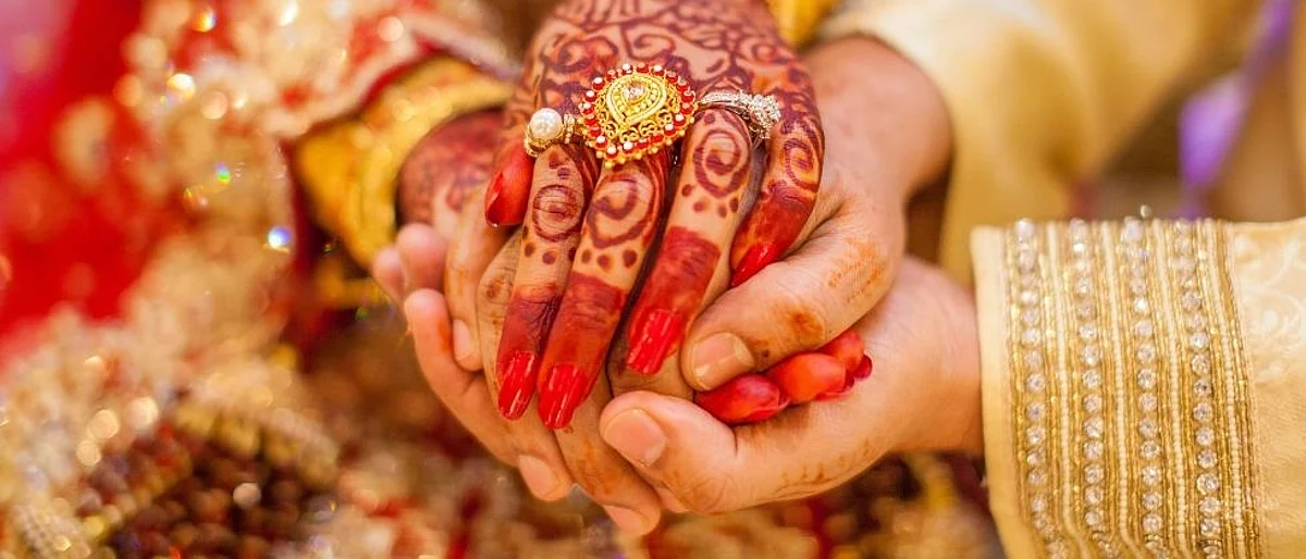 एकाच मंडपात दोन मुलींशी लग्न; कुटूंबाने सुद्धा दिली परनागी