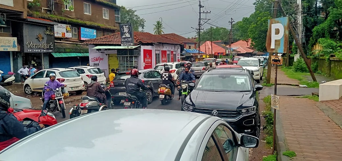 पेडणे शहरात वाहतुकीची कोंडी